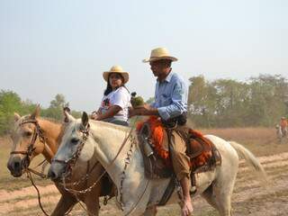 Durante 5ª Cavalgada no Pantanal, ele ainda tinha a companhia da aprendiz. A neta Luana, de 7 anos. 