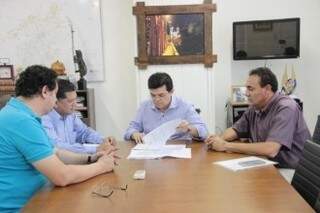 Prefeito Gilmar Olarte sancionou Projeto de Lei 93, em seu gabinete. (Foto: Divulgação PMCG)
