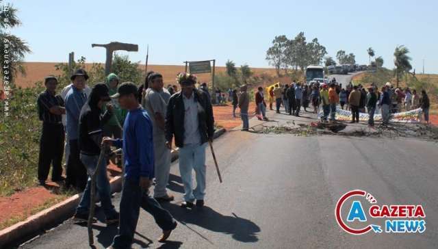 Bloqueio de rodovia &eacute; feito por 400 &iacute;ndios e congestionamento chega a 10 km