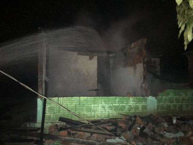 Casal ferido em inc&ecirc;ndio que destruiu im&oacute;vel continua internado na Santa Casa