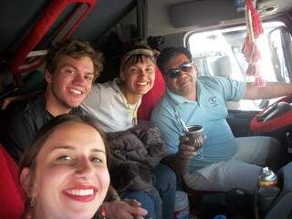Nicole, Eduardo, Sol e o caminhoneiro que os levou até Porto Quijarro. (Foto: Acervo Pessoal)