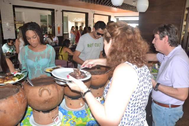 Feijoada beneficente re&uacute;ne centenas de pessoas em prol de projetos sociais