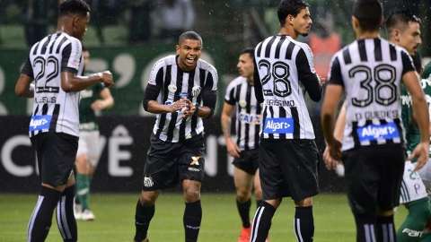 Santos bate Palmeiras pela primeira vez na arena alviverde e mantém sonho vivo