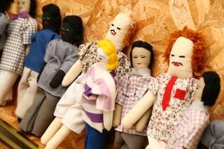 Bonecas são customizadas em grupo. (Foto: Marcos Ermínio)