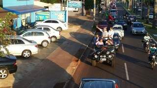 Delcídio do Amaral está em uma carreata que neste momento está na Avenida Julio de Castilho (Foto: Divulgação) 