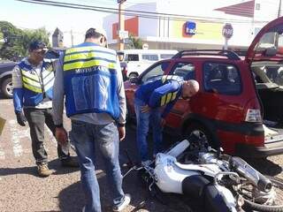 Mototaxista levou um susto, mas só passageira foi encaminhada para centro de saúde (Foto: Viviane Oliveira)