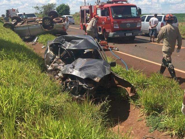 Homem morre preso &agrave;s ferragens ap&oacute;s colidir carro em camionetes na BR-267