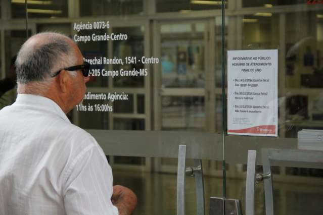Bancos abrem s&oacute; at&eacute; &agrave;s 10h, mas movimento &eacute; tranquilo no Centro