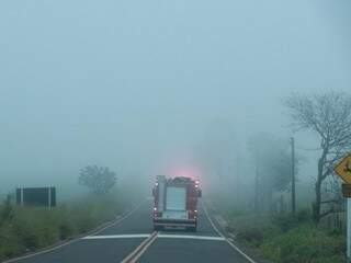 Viatura do Corpo de Bombeiros a caminho do acidente; na saída para Três Lagoas, muita neblina
(Foto: Henrique Kawaminami)