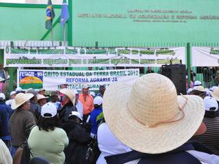 Em maio deste ano, trabalhadores rurais sem-terra protestaram em frente a sede do Incra em Campo Grande. (Foto: João Garrigó)