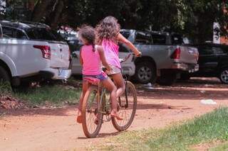 As pedaladas ajudam os pequenos a lidar com a saudade. (Foto: Marcos Maluf)