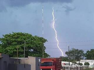 Moradores de Nioaque também registraram queda de raios (Foto: Direto das Ruas)