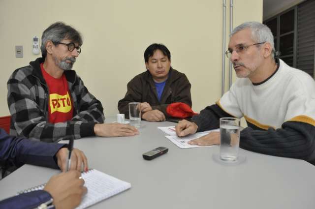 De carona, Monje faz campanha mambembe e para trabalhador