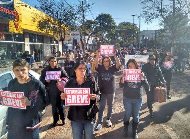 Professores voltam a protestar e f&eacute;rias come&ccedil;am com greve na rede municipal