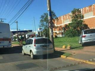 Veículos estacionados em local proibido atrapalham a parada dos ônibus. (Foto:Direto das Ruas)