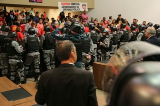 Batalhão de Choque durante ação no plenário da Assembleia Legislativa (Foto: Arquivo)