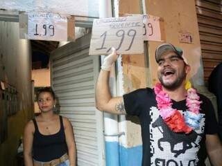 Adriano Queiroz não pensou duas vezes e definiu o preço: R$ 1,99 (Foto: Marcos Ermínio)