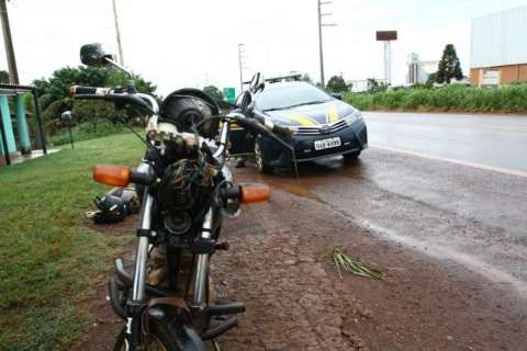 Motociclista fica ferida em acidente envolvendo motorista sem CNH