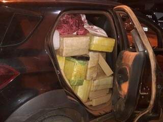 Ford Ecosport roubada foi abandonada pelos traficantes com quase uma tonelada de maconha (Foto: Divulgação)