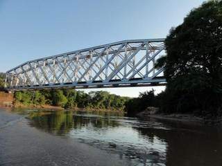 Ponte que fica perto do local onde jovem foi visto entrando no rio Aquidauana (Foto: O Pantaneiro)