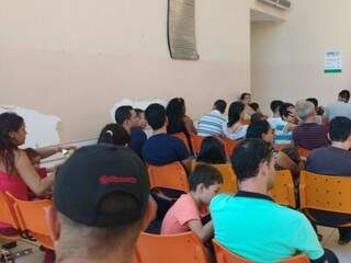 Grande parte dos que aguardavam atendimento na Vila Almeida aguardavam o pediatra. (Foto: Chloé Pinheiro)