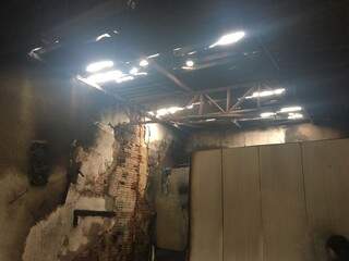 Fogo danificou parede e destruiu parte do telhado (Foto: Guilherme Henri)