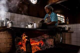 Dona Maria é a responsável pelo tempero da comida do Restaurante há 20 anos. (foto: Henrique Kawanamani)