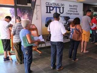 Contribuintes na Central do IPTU (Foto: PMCG/Divulgação)