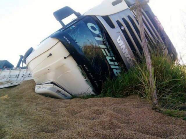  Carreta carregada com soja tomba na MS-060 em Sidrol&acirc;ndia