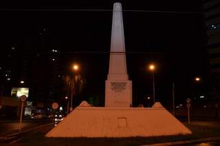 Obelisco com a luzes apagadas, na avenida Afonso Pena (Fotos: Vanderlei Aparecido)