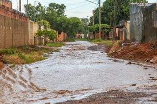 Chuva forma lagoa em rua do Lageado. (Foto e legenda de Fernando Antunes)