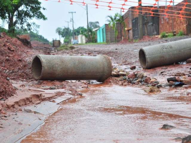 Chuvas causam transtornos em v&aacute;rios bairros e &ocirc;nibus cai em buraco