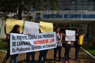 Professores fizeram manifestação para cobrar contratação antes de acabar validade de concurso (Foto: Pedro Peralta/Arquivo)