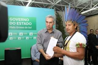 Reinaldo recebe lista com reivindicações dos indígenas do estado (Foto: Marcos Ermínio)