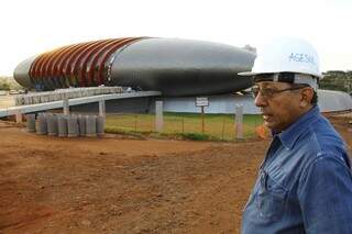 Engenheiro da Agesul guiou o Campo Grande News pelas obras do Aquário do Pantanal (Foto: Marcos Ermínio)