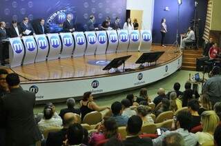 Debate com os candidatos a prefeito ocorre no auditório do CREA-MS (Foto:Alcides Neto)