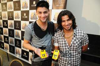 Munhoz e Mariano e a capinha de celular em forma de Camaro amarelo. (Foto: Rodrigo Pazinato)