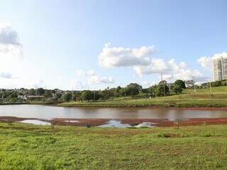 Lago esvaziado chamou atenção de quem foi ao Parque das Nações nos últimos dias. (Foto: Paulo Francis)