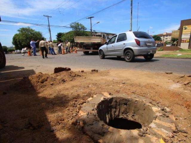 Moradores da Brilhante reclamam que ap&oacute;s obra do Ex&eacute;rcito via n&atilde;o para de alagar
