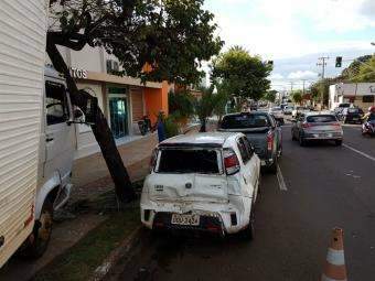 Caminh&atilde;o desgovernado colide contra tr&ecirc;s ve&iacute;culos na Salgado Filho