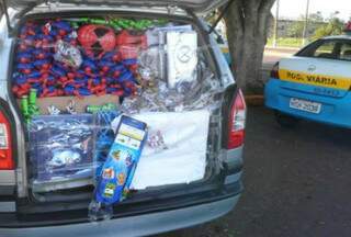 Veículo carregado com produtos contrabandeados é detido por militares. (Foto:Divulgação)
