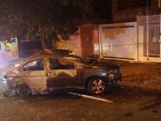 O veículo envolvido no acidente foi consumido pelas chamas. Os dois ocupantes morreram carbonizados (Foto: Direto das Ruas) 