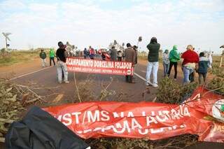 Manifestantes interditam BR-262 totalmente, em frente à reserva Canindé, saída para Terenos. (Foto: Fernando Antunes)