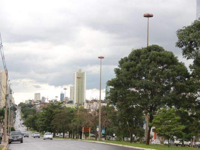 &ldquo;C&eacute;u preto&rdquo; nesta tarde anuncia volta da chuva na Capital