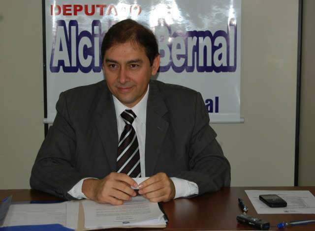  Alcides Bernal reclama de campanha antecipada de advers&aacute;rio