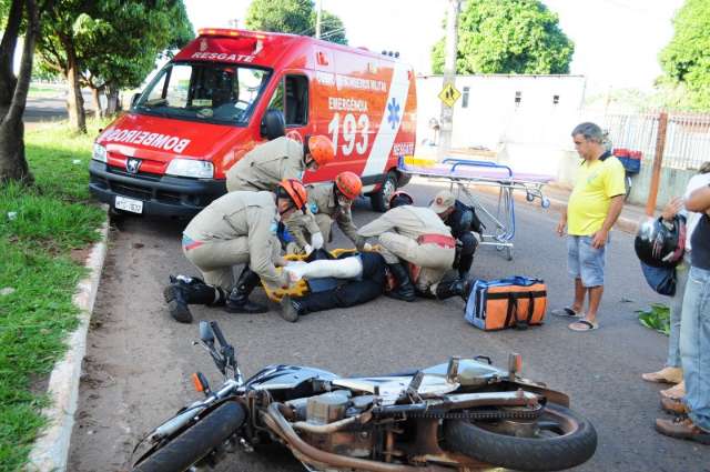 De moto, casal atropela cachorro e fica ferido, no Jardim Petr&oacute;polis