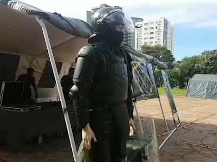 No Dia do Exército, exposição leva materiais militares a praça no Centro