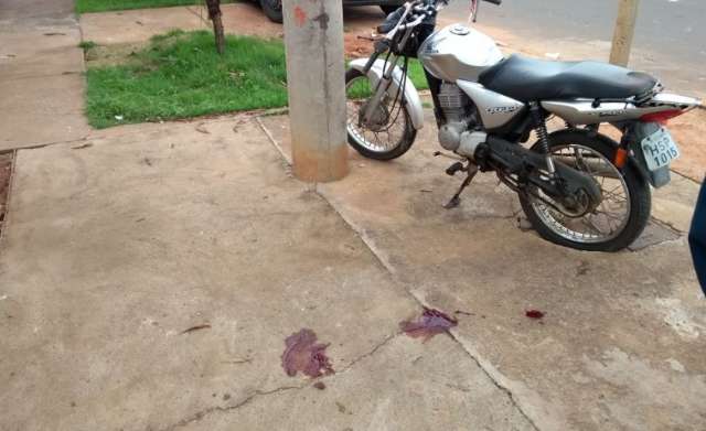 Homem &eacute; arremessado de motocicleta, bate em poste e morre
