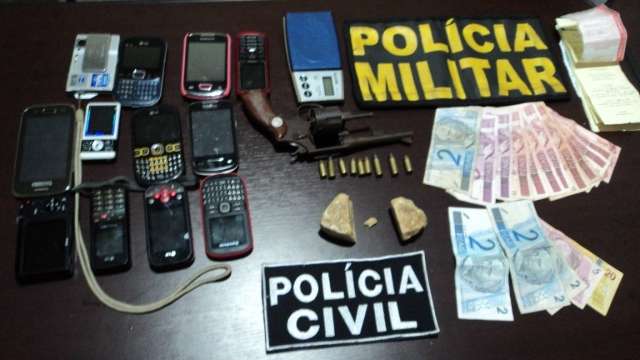 Denunciados, dois s&atilde;o presos com mais de 400 por&ccedil;&otilde;es de crack em Selv&iacute;ria 