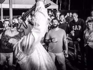 Com sua &quot;escaleta&quot; Adriano desce do palco para uma apresentação mais íntima com o público. (Foto: Gilson Rocha)
